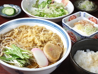 ランチも充実★お蕎麦と丼もののセットで満腹に！