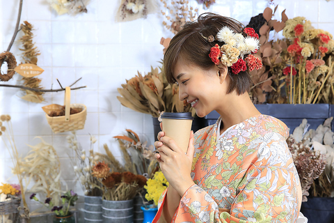 ヘアーサロンに併設の植物に囲まれた空間でほっと一息