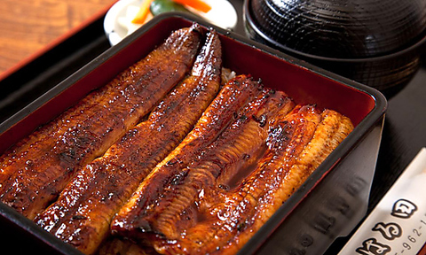 うなぎ専門店でありながら、駿河湾の美味しい魚介類も味わえる。自家製料理が自慢。