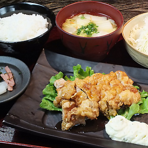 おいしいご飯に、こだわりのお味噌汁と、素材のうまさが生きたおかず。一汁五穀。