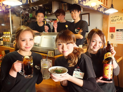 にぎやかな雰囲気の店内で、気さくなスタッフが待っています！