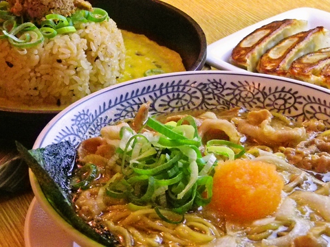 ラーメン、餃子、チャーハンのすべてがリーズナブル。明るい店内で過ごしやすい。