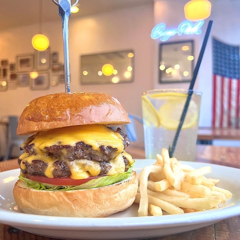 夫婦で営むハンバーガー店 こだわりのバーガーをおしゃれな店内で テイクアウトも人気