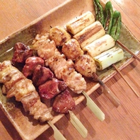 じっくり焼き上げる炭火焼き鳥！