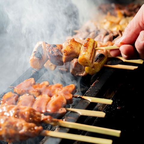 炭火で焼き上げたこだわりの串焼、アレンジを効かせた蕎麦前や季節感溢れるおばんざい