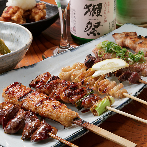 厳選された朝引き鶏とお野菜をじっくり炭火で焼き上げた串料理を堪能！