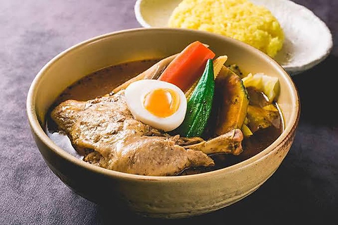 赤・黒・白・黄の4種からスープが選べるスープカレーをお楽しみいただけます♪