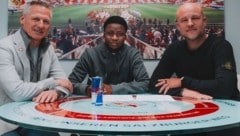 Aboubacar Camara (center) with managing directors Stephan Reiter (left) and Rouven Schröder. (Bild: FC Red Bull Salzburg)