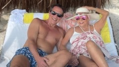 Joan Collins zeigt sich im Urlaub mit ihrem Ehemann im Badeanzug. (Bild: instagram.com/joancollinsdbe)