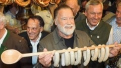 Mit der 32. Ausgabe der „Weißwurstparty“ beim Stanglwirt in Going im Rahmen der Hahnenkammrennen erreichte das Society-Treiben seinen ersten Höhepunkt. Der uneingeschränkte Blitzlichtgewitter-König: Arnold Schwarzenegger. (Bild: Pail Sepp)