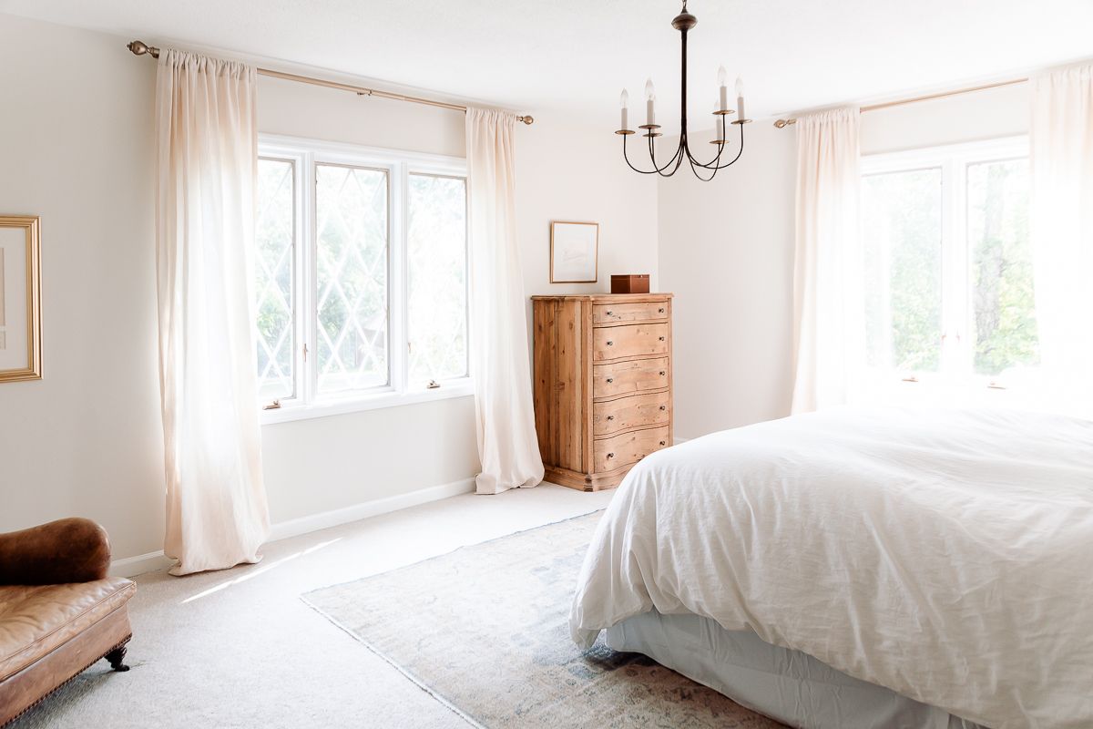 A romantic bedroom color of warm white on the walls