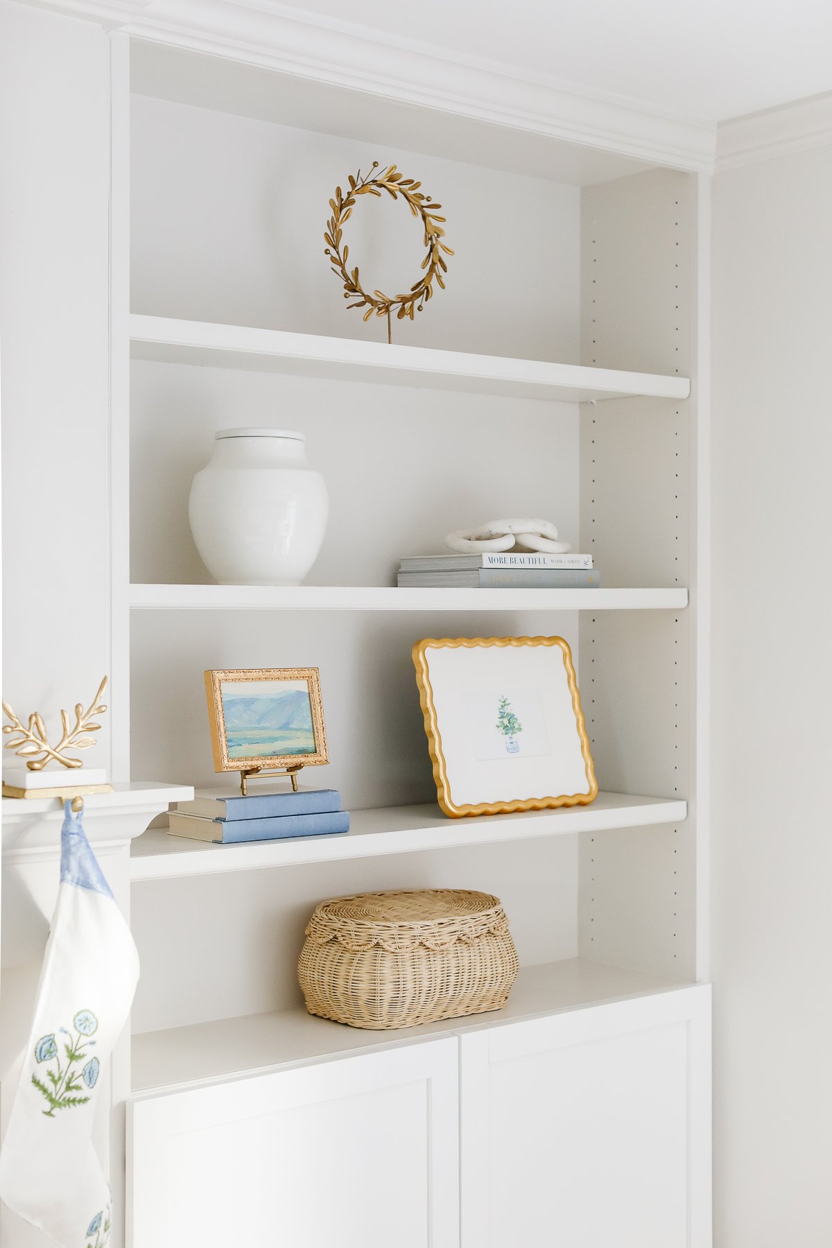 The room before a fireplace with a white shelf.