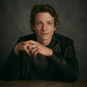 Mike Faist のアバター