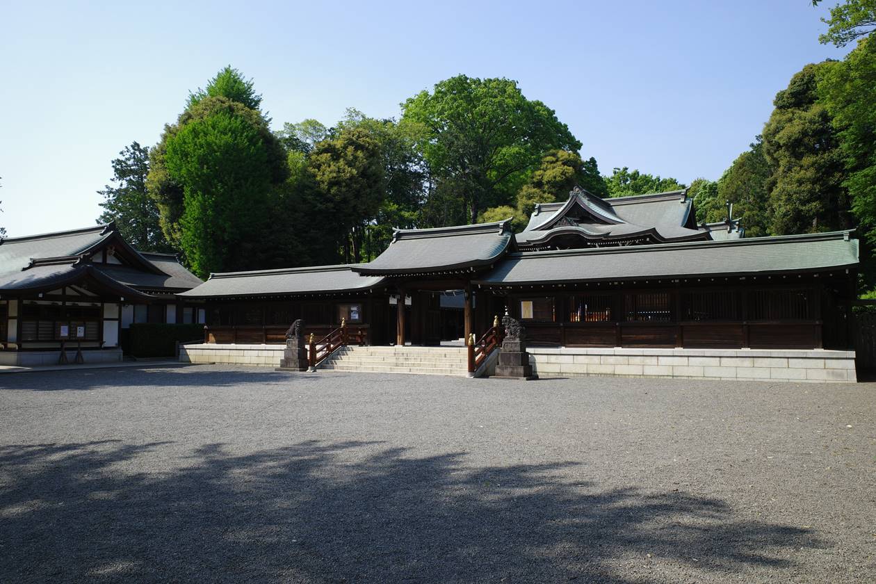 井草八幡宮・楼門の境内