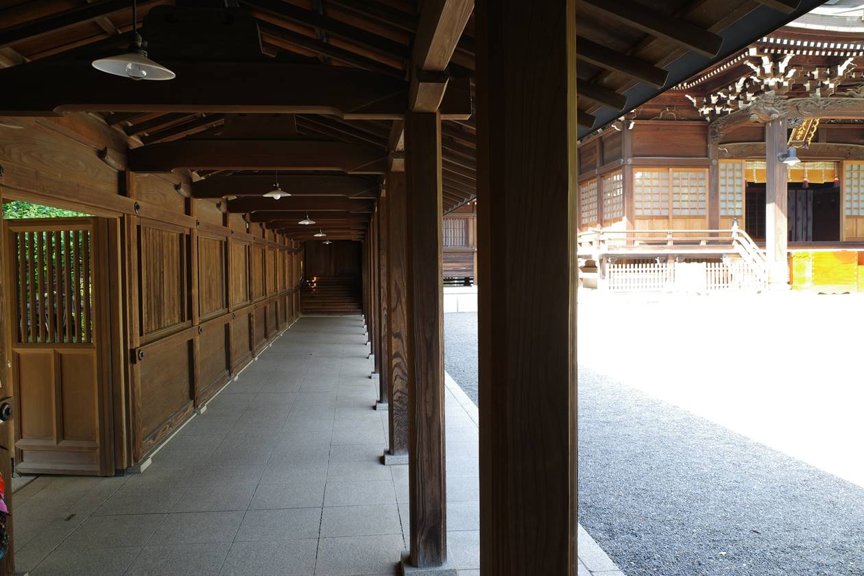 井草八幡宮・本殿の回廊