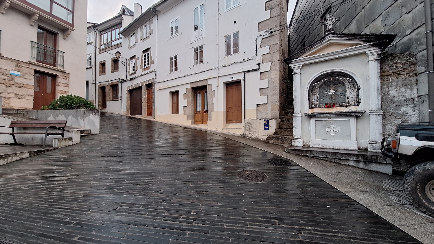 Camino del Norte, Mondoñedo, meredek utca a szemerkélő esőben