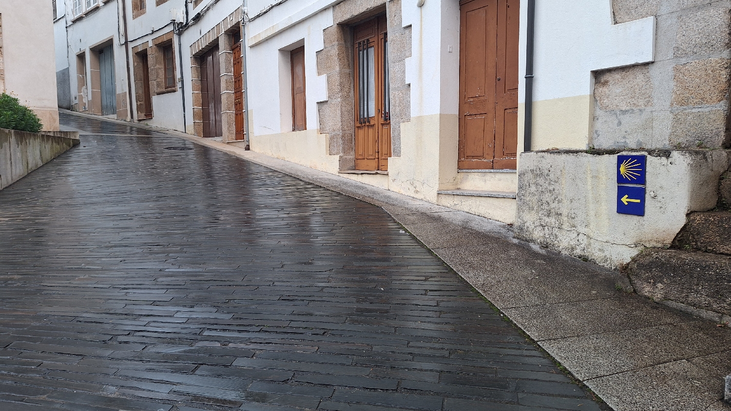 Camino del Norte, Mondoñedo, meredek utca kagyló és nyíl jelzéssel