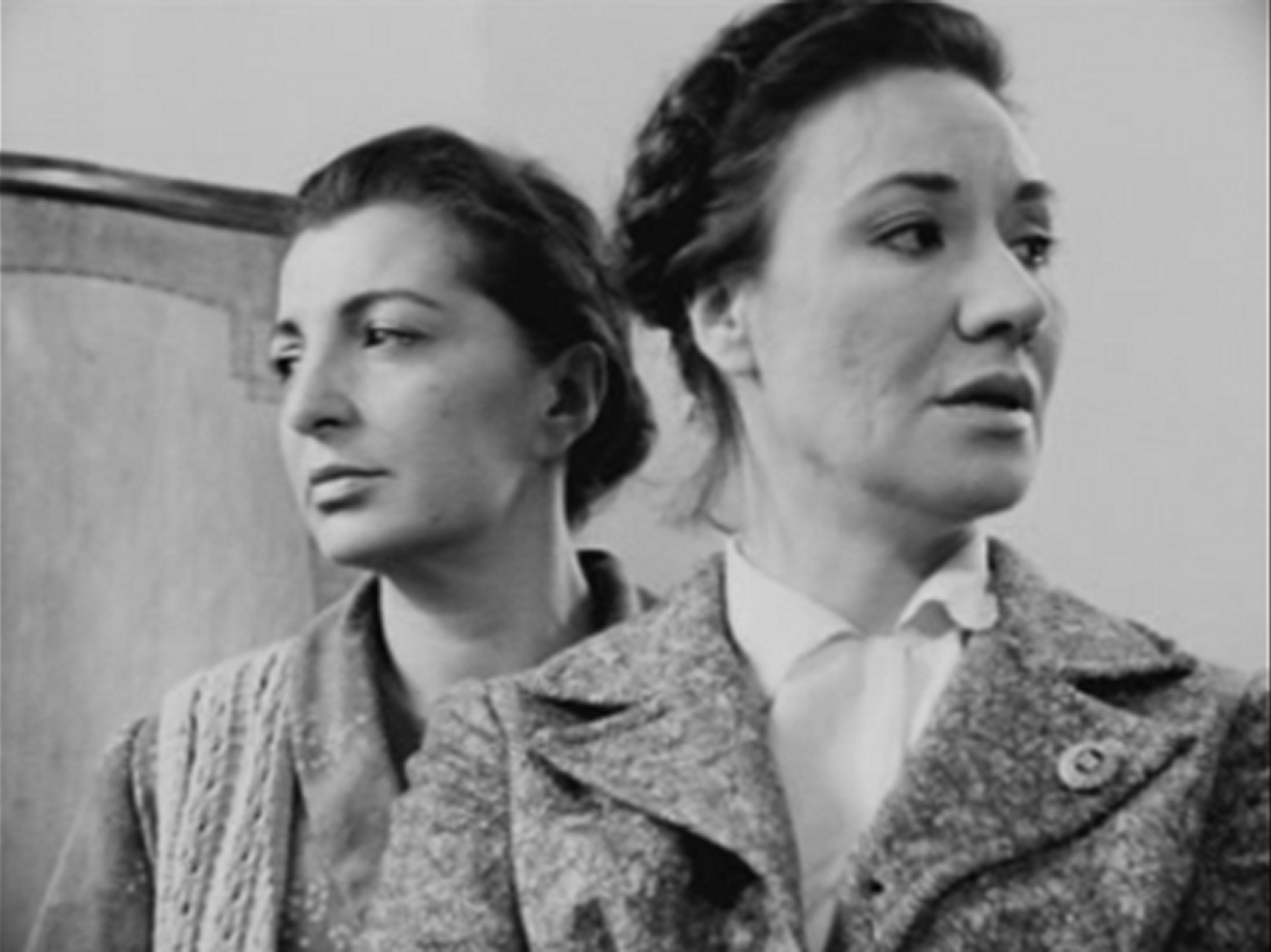 Gülsen Tuncer and Nurinisa Yildirim in A Ay (1988)