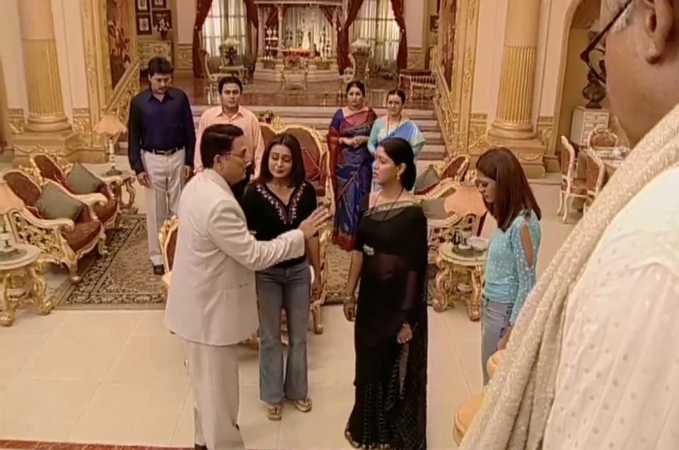 Ali Asgar, Gautam Chaturvedi, Suchita Trivedi, Sakshi Tanwar, Tina Parekh, Manasi Verma, Kiran Karmarkar, and Nayan Bhatt in Kahaani Ghar Ghar Kii (2000)