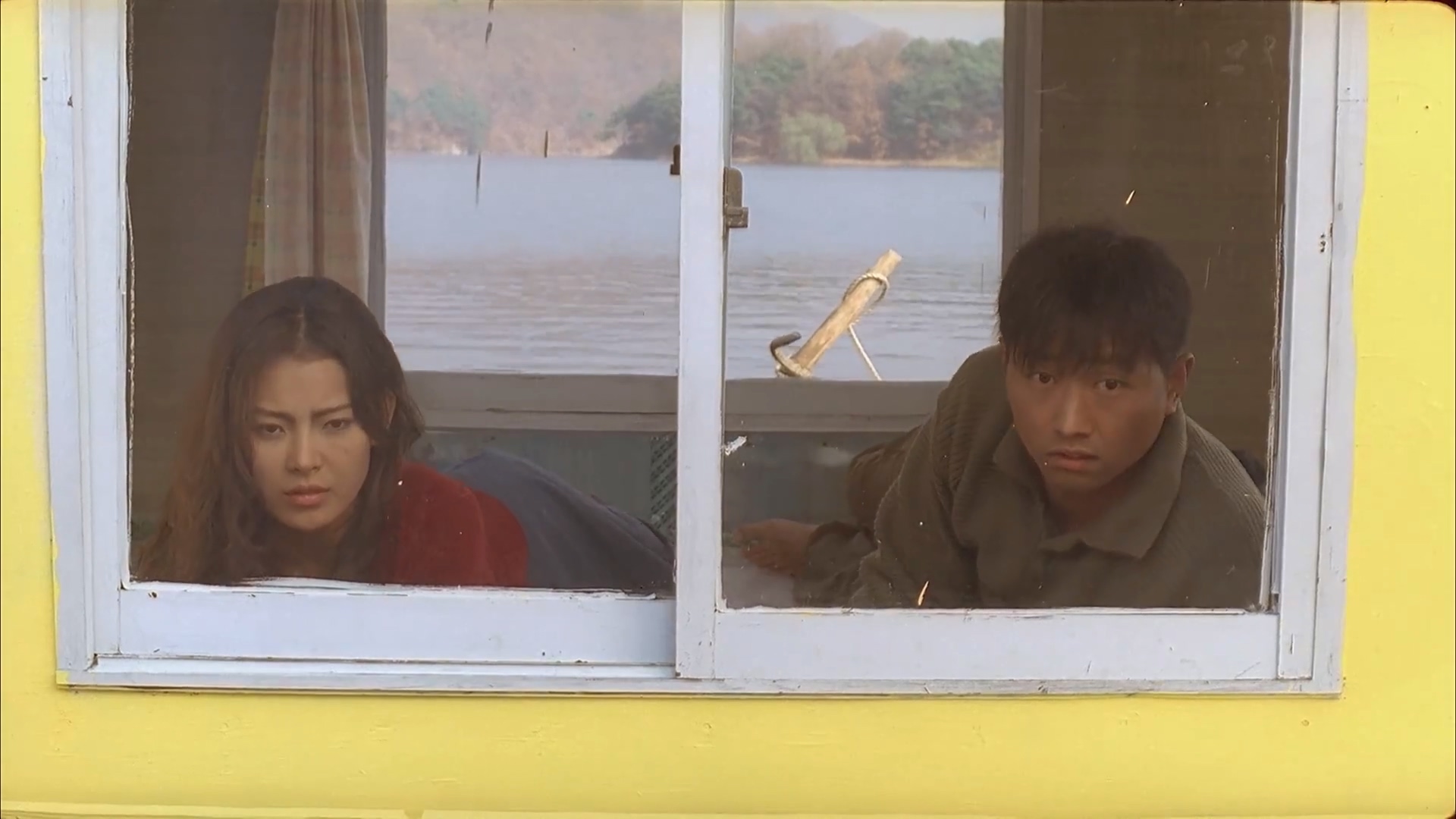 Jung Suh and Kim Yu-seok in The Isle (2000)