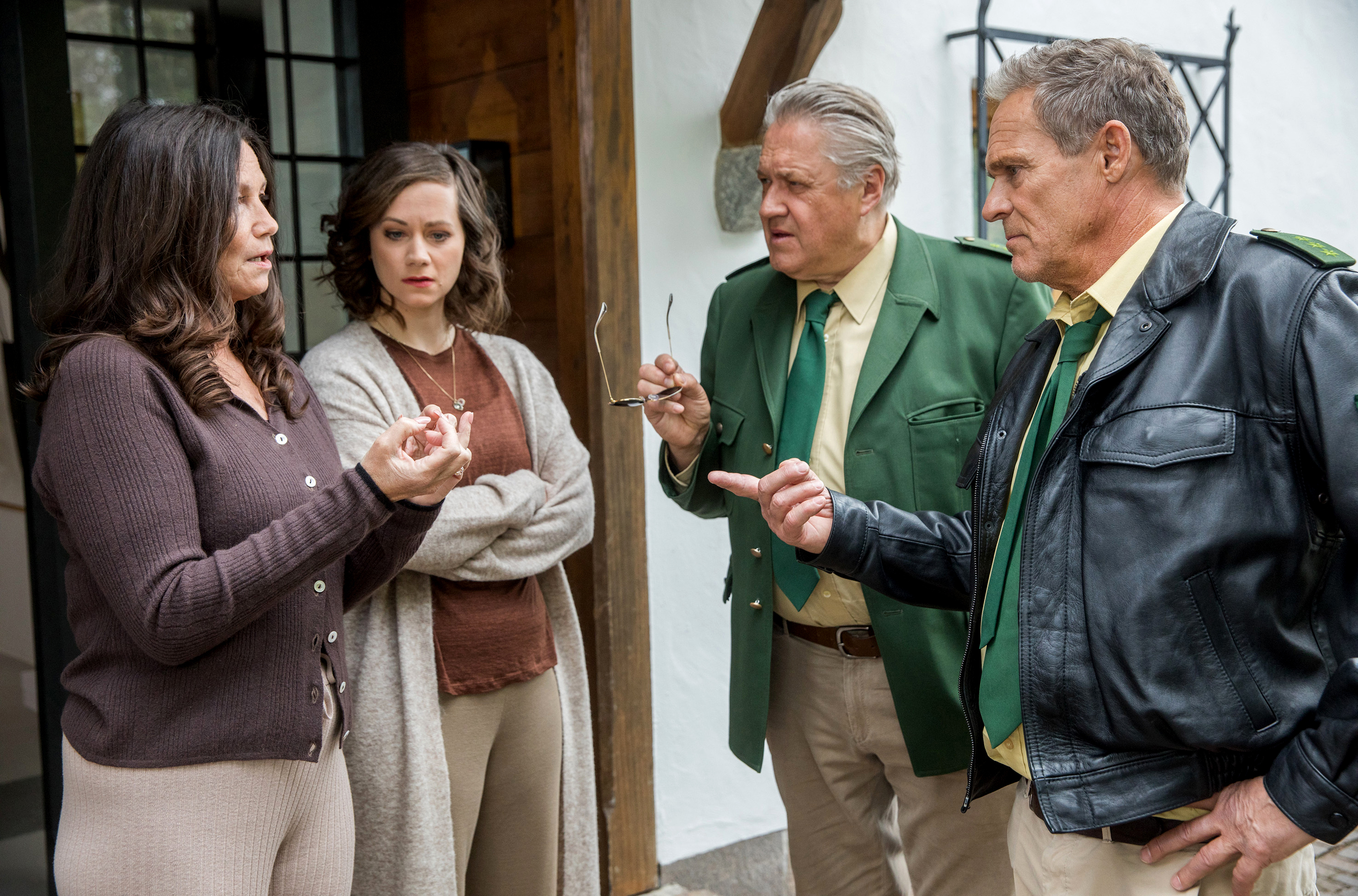 Michael Brandner, Christian Tramitz, Sabine Vitua, and Christin Balogh in Harte Landung (2022)