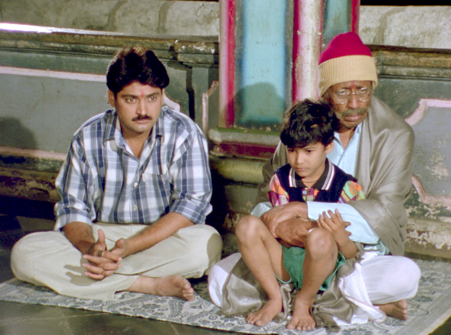 Nilu Phule and Avinash Narkar in Putravati (1996)