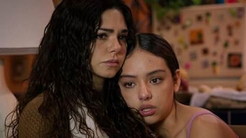 Valeria Burgos and Livia Brito in Jugar al gato y al ratón (2023)