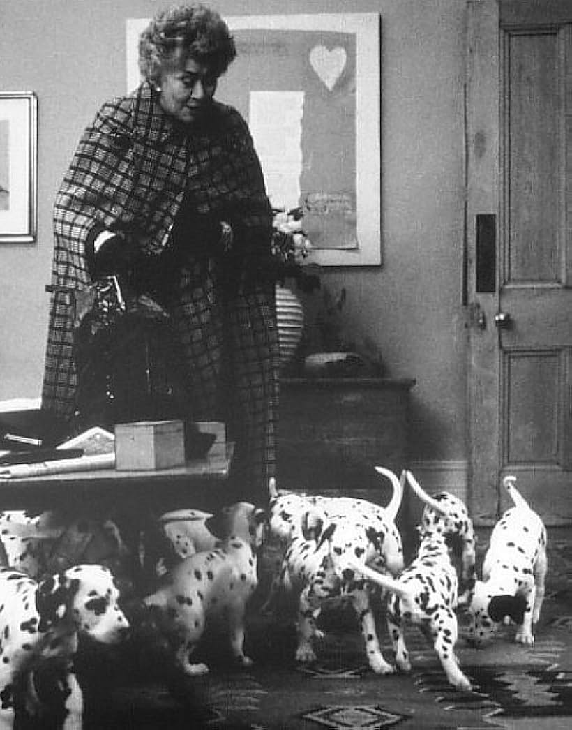 Joan Plowright in 101 Dalmatians (1996)