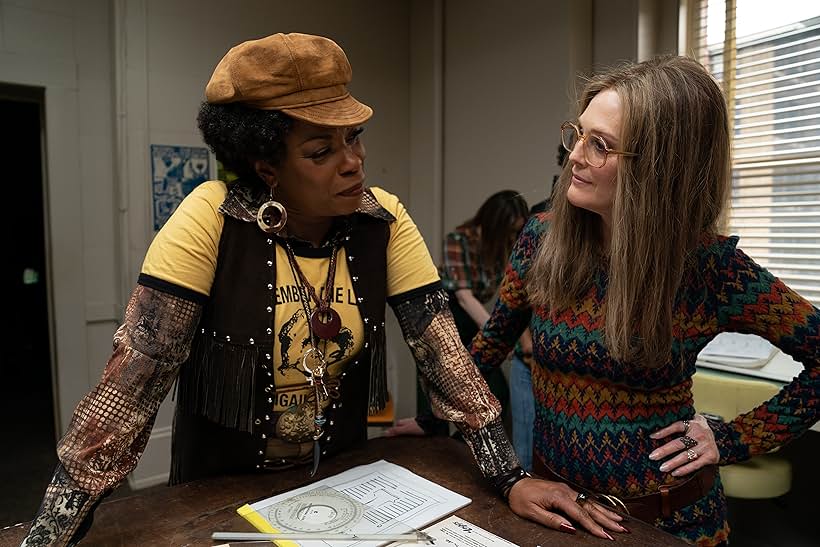 Julianne Moore and Lorraine Toussaint in The Glorias (2020)