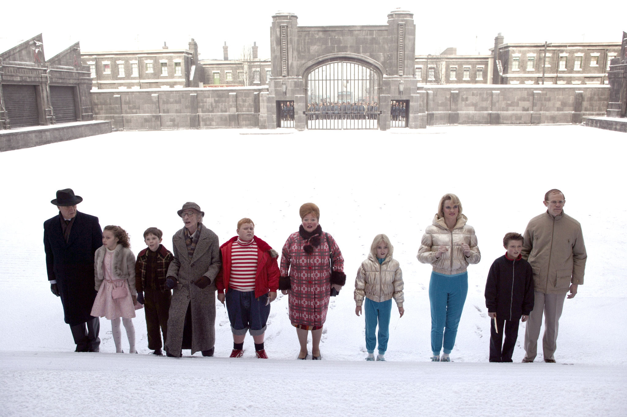 James Fox, Adam Godley, Freddie Highmore, David Kelly, Missi Pyle, Franziska Troegner, AnnaSophia Robb, Julia Winter, Jordan Fry, and Philip Wiegratz in Charlie and the Chocolate Factory (2005)