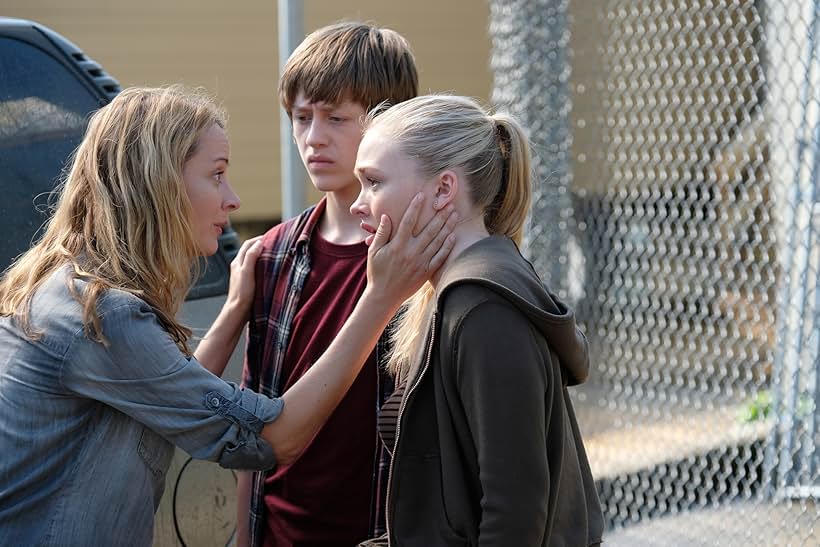 Amy Acker, Natalie Alyn Lind, and Percy Hynes White in The Gifted (2017)