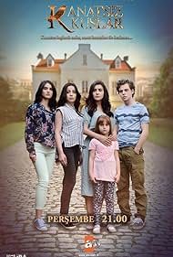 Deniz Bolisik, Melis Tüzüngüç, Emir Özden, Gizem Günes, and Eliz Nese Çagin in Kanatsiz Kuslar (2017)