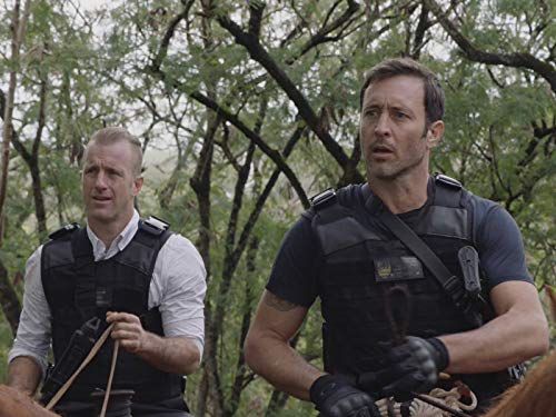 Scott Caan and Alex O'Loughlin in E ho'i na keiki oki uaua o na pali (2020)