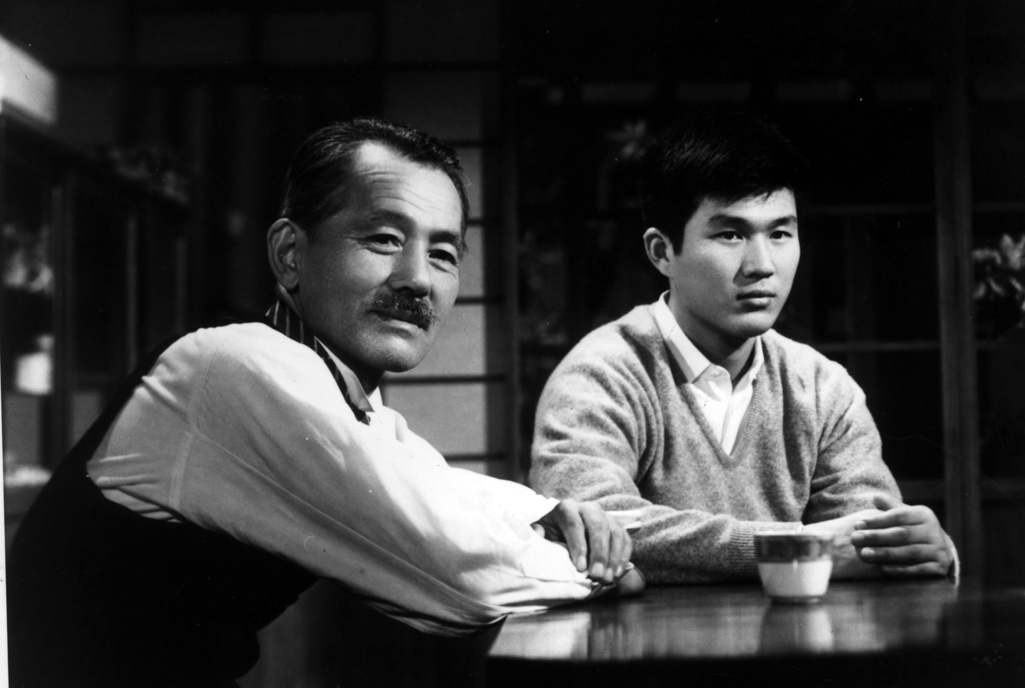 Shin'ichirô Mikami and Chishû Ryû in An Autumn Afternoon (1962)