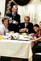 Haldun Dormen, Kenan Isik, Gülben Ergen, Seray Sever, Yasar Abravaya, Sinem Kobal, and Gökçe Uzuner in Dadi (2001)