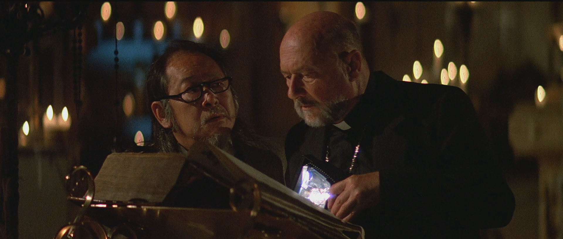 Donald Pleasence and Victor Wong in Prince of Darkness (1987)