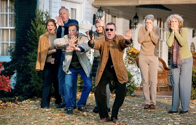 Robert De Niro, Blythe Danner, Teri Polo, Nicole DeHuff, Phyllis George, Tom McCarthy, and James Rebhorn in Meet the Parents (2000)