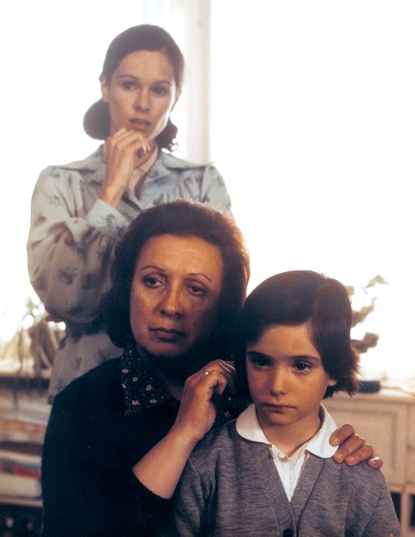 Geraldine Chaplin, Florinda Chico, and Ana Torrent in Cría Cuervos (1976)