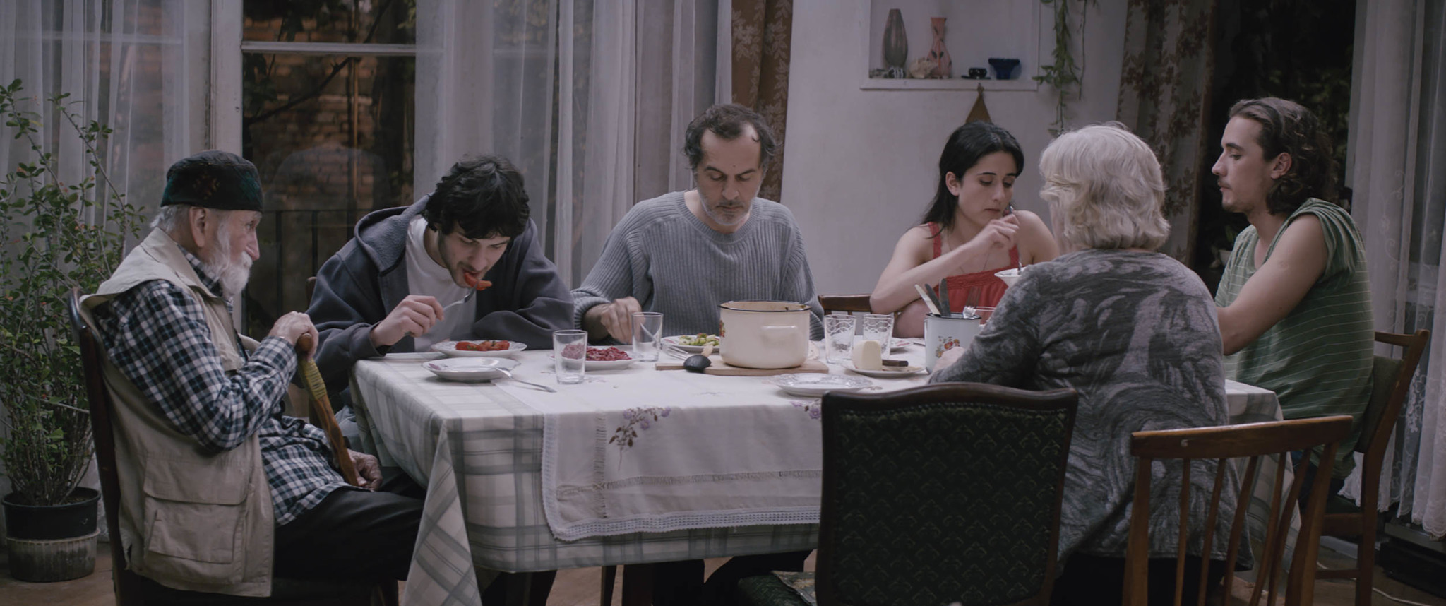 Goven Cheishvili, Berta Khapava, Merab Ninidze, Giorgi Tabidze, Tsisia Kumsishvili, and Giorgi Khurtsilava in My Happy Family (2017)