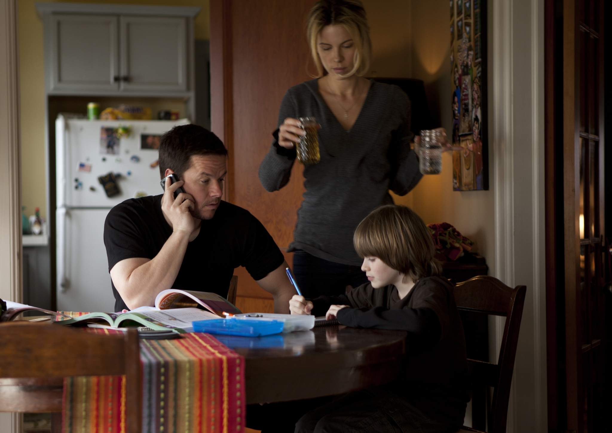 Mark Wahlberg, Kate Beckinsale, and Connor Hill in Contraband (2012)