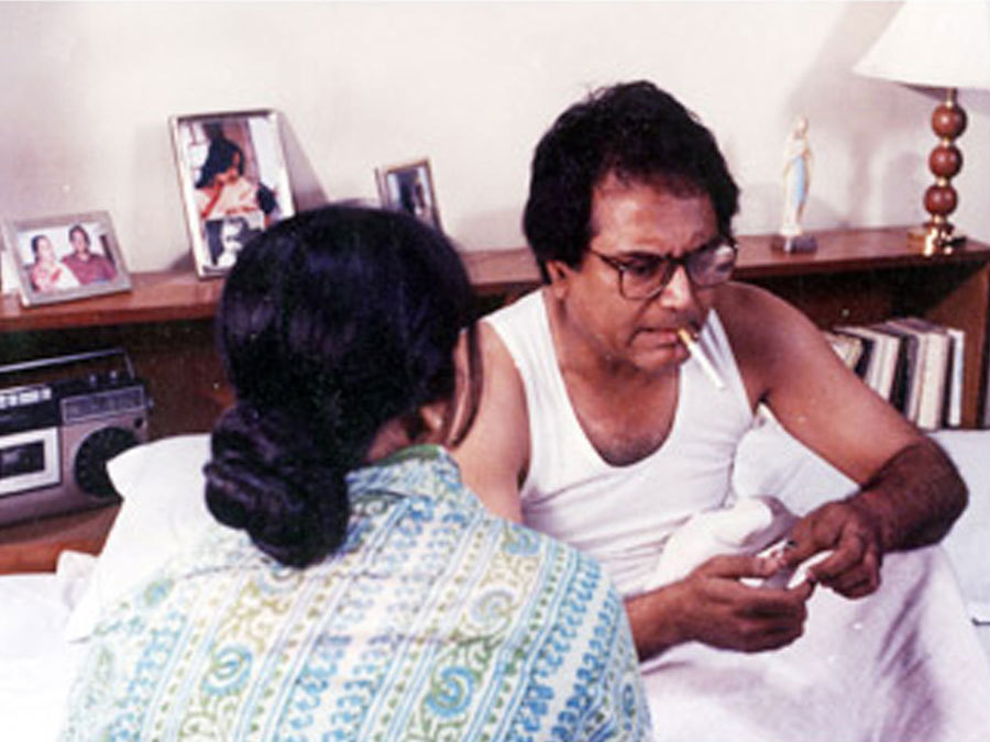 Dipankar Dey and Mamata Shankar in The Stranger (1991)