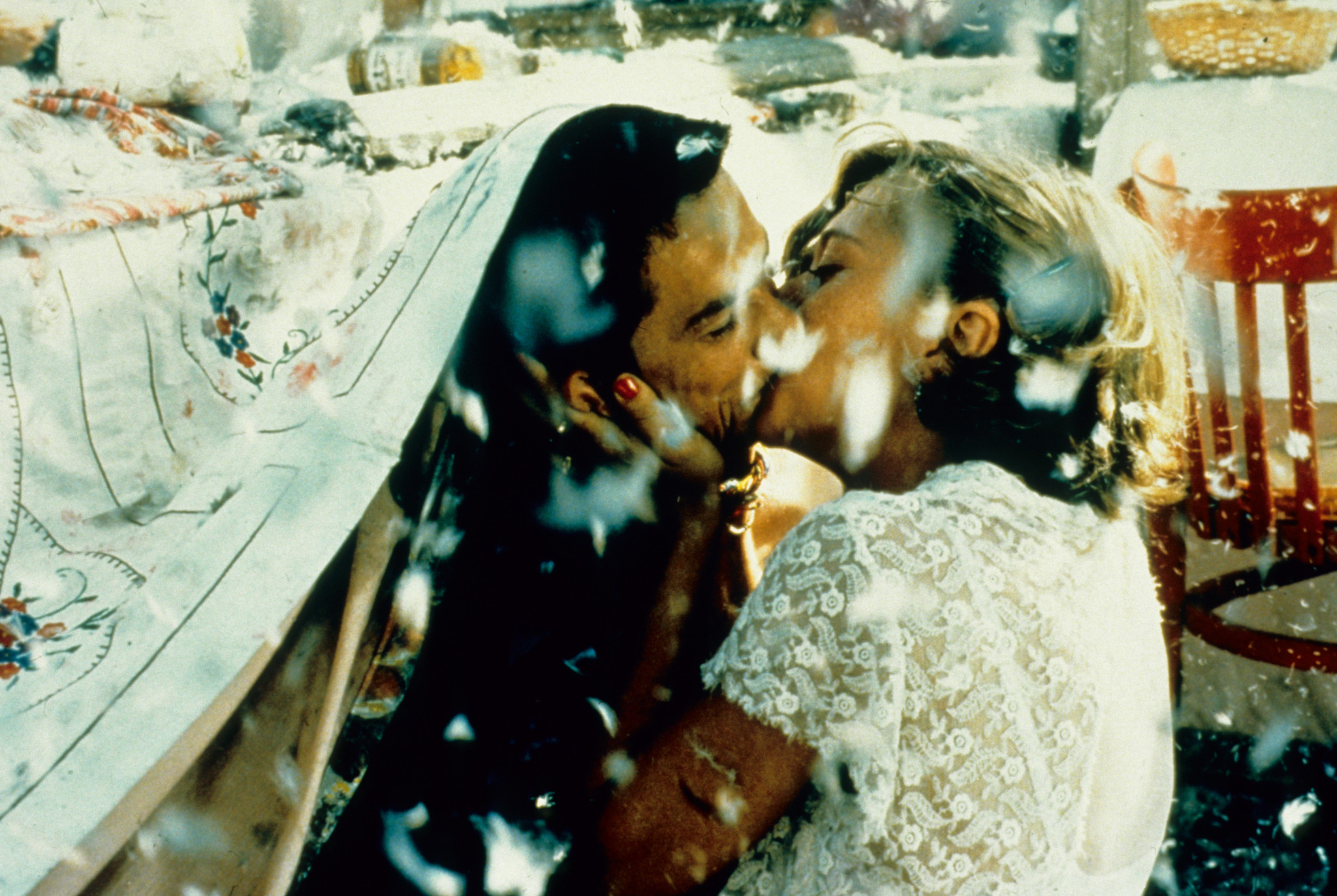 Florijan Ajdini and Branka Katic in Black Cat, White Cat (1998)