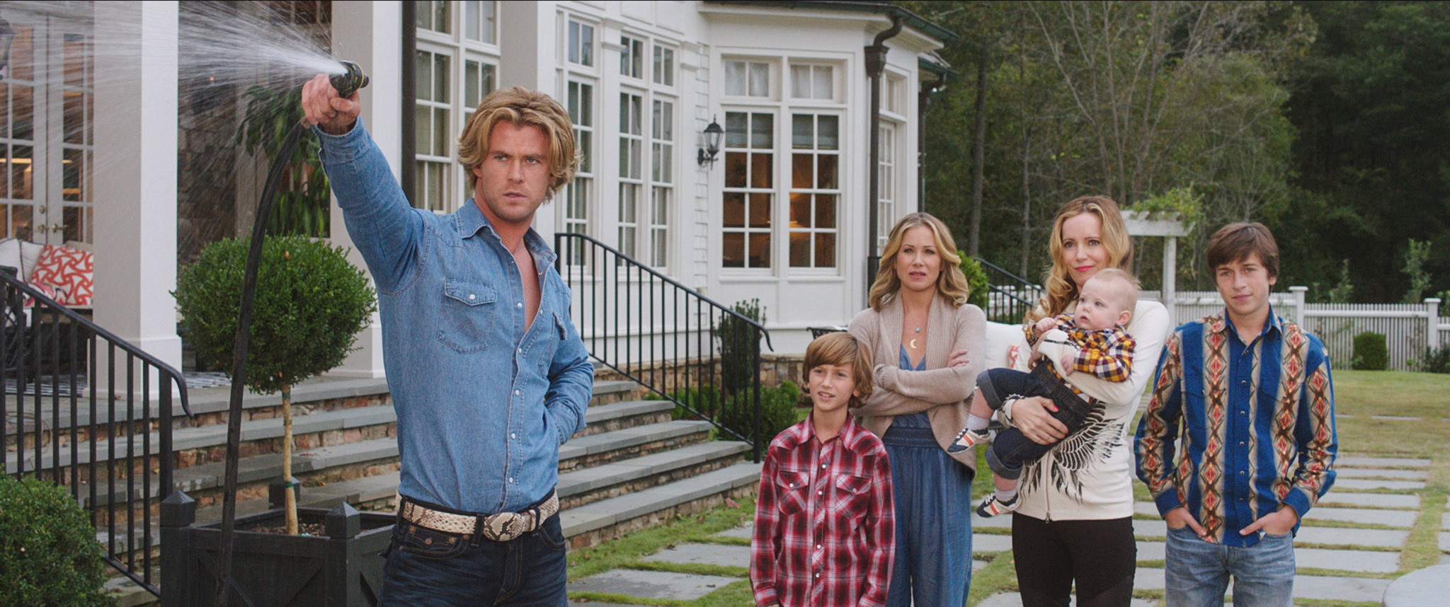 Christina Applegate, Leslie Mann, Chris Hemsworth, Skyler Gisondo, and Steele Stebbins in Vacation (2015)