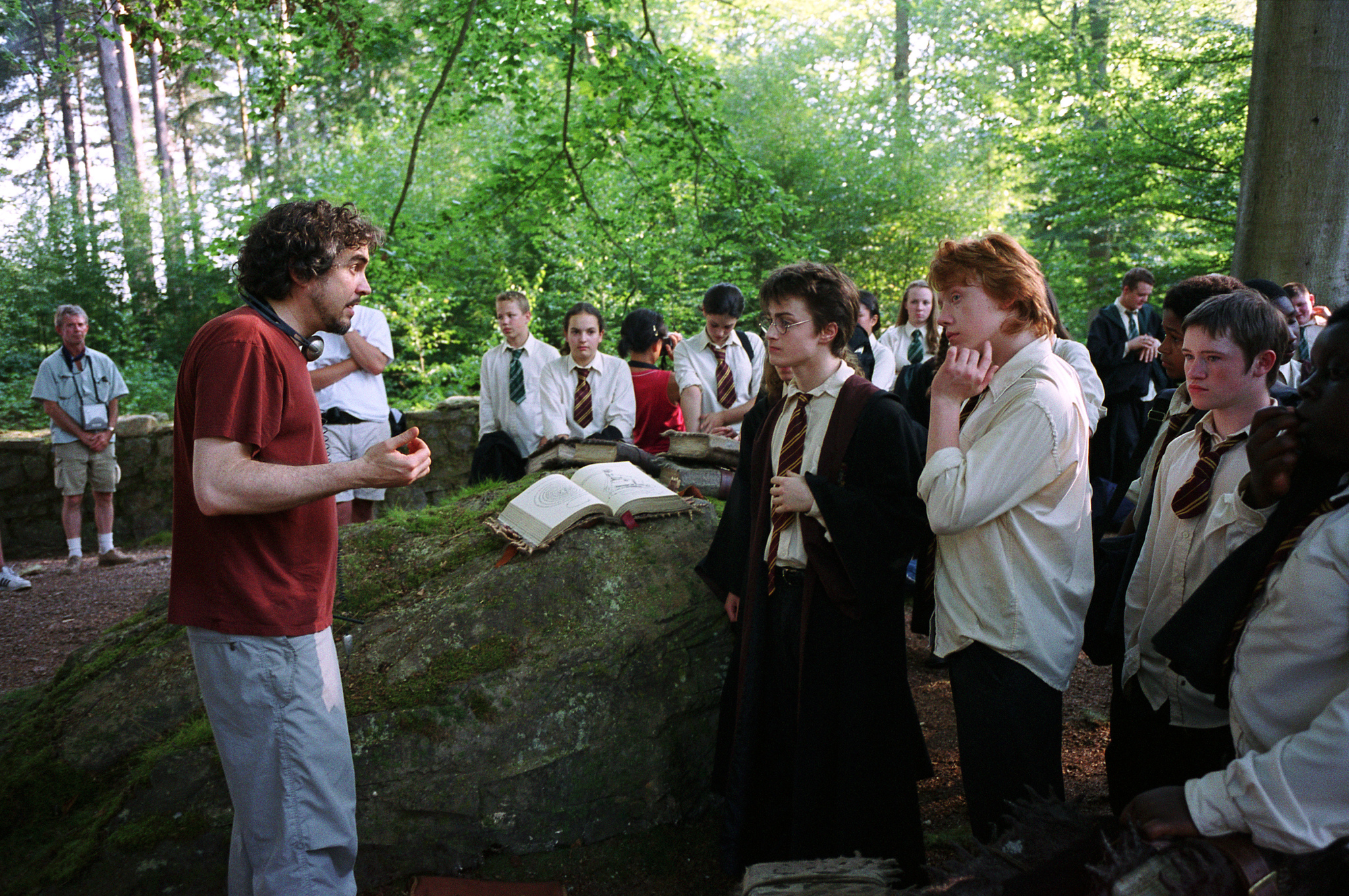 Alfonso Cuarón, Alfred Enoch, Rupert Grint, Josh Herdman, Devon Murray, Daniel Radcliffe, Jamie Waylett, and Ekow Quartey in Harry Potter and the Prisoner of Azkaban (2004)