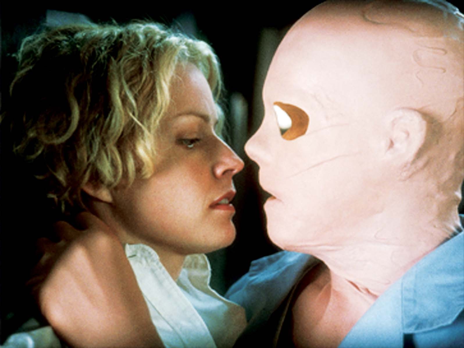 Kevin Bacon and Elisabeth Shue in Hollow Man (2000)