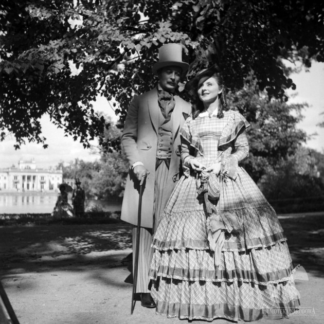 Barbara Kostrzewska and Zdzislaw Mrozewski in Warszawska premiera (1951)