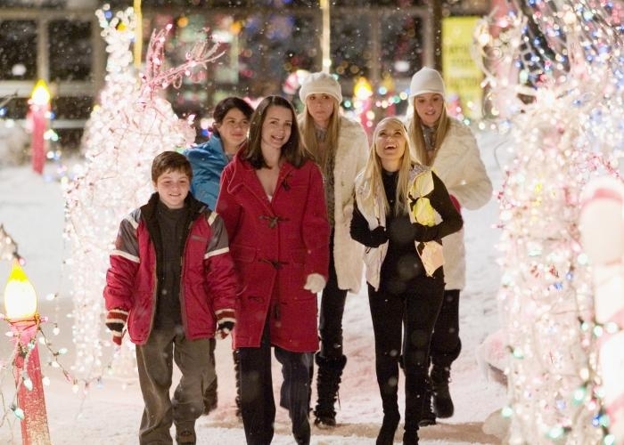 Kristin Davis, Kristin Chenoweth, Alia Shawkat, Dylan Blue, Kelly Aldridge, and Sabrina Aldridge in Deck the Halls (2006)