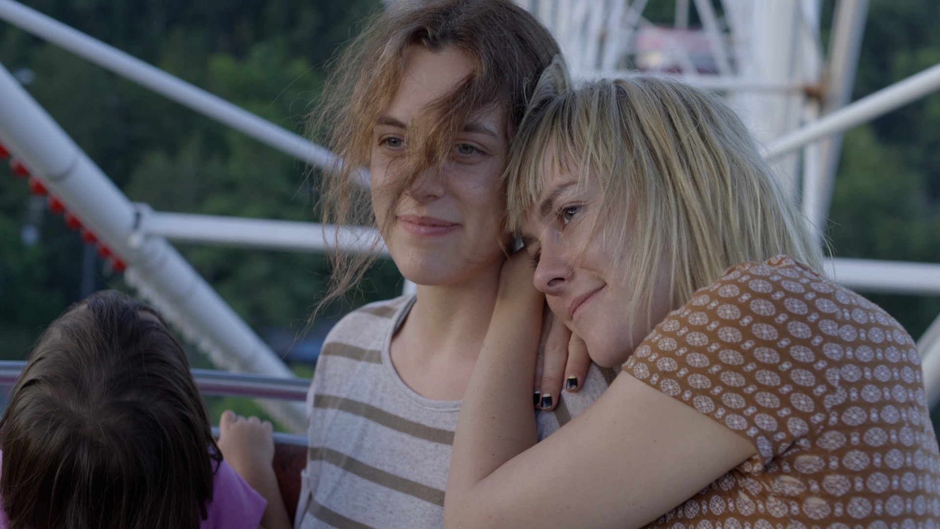 Jena Malone and Riley Keough in Lovesong (2016)