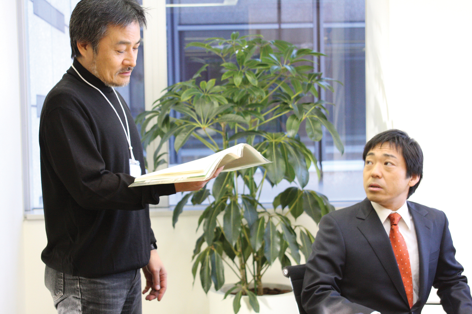 Teruyuki Kagawa and Kiyoshi Kurosawa in Tokyo Sonata (2008)