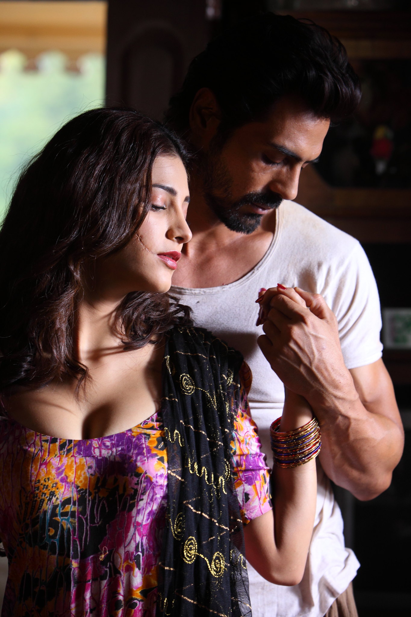 Arjun Rampal and Shruti Haasan in D-Day (2013)